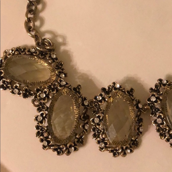 Gold necklace with matching hanging earrings - Picture 2 of 3